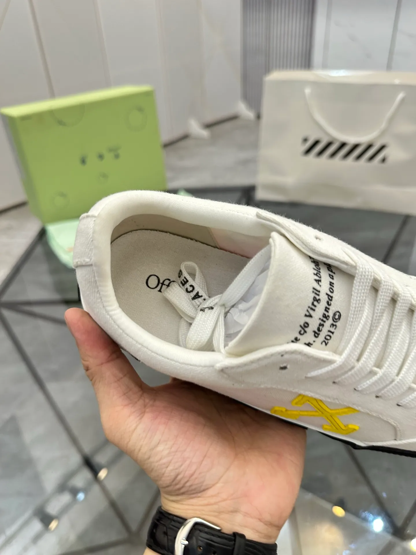 Selling men's shoes 💰: 💰P440¥ Product trademark: OFF WHITE *"OFF WHITE*" low-top casual shoes Regular size: 35-45 (can be customized to 46) Couple style Product materials: Original fabric from the upper counter, breathable lining, original outsole. No.: H203
